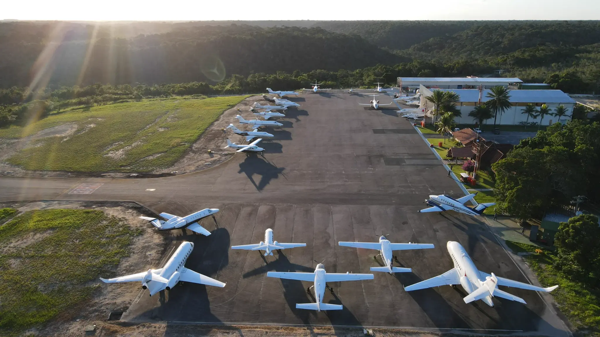 Aeronaves executivas no Aeroporto Terravista, próximo a Trancoso