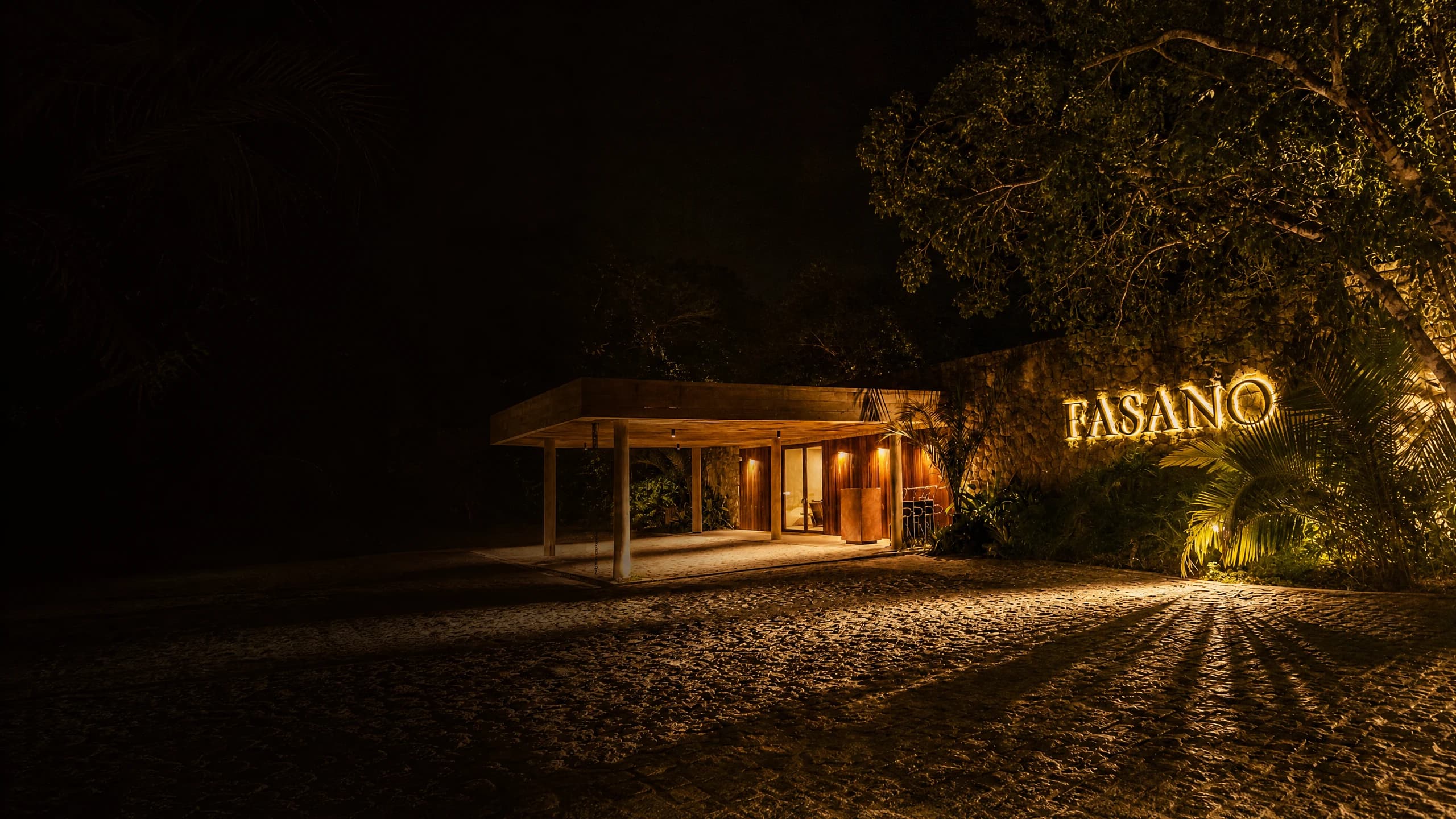 Entrada do Hotel Fasano preparada para atender hóspedes e parceiros em Trancoso